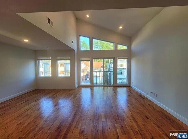 Building Photo - 129 Brookdale Ave