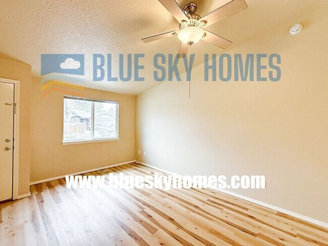 Building Photo - 1011 E Victory Rd