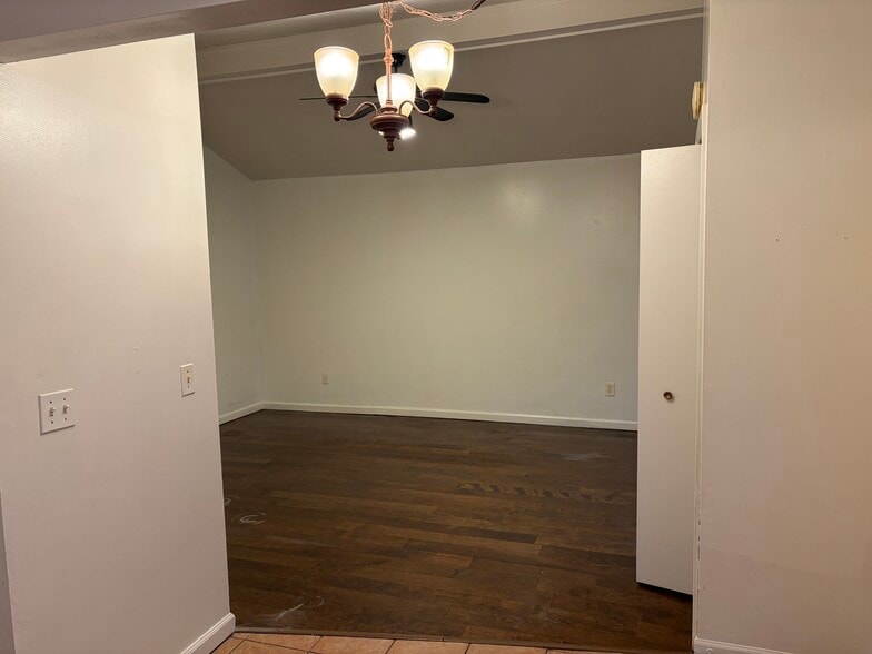 Building Photo - 15541 Frazho Rd