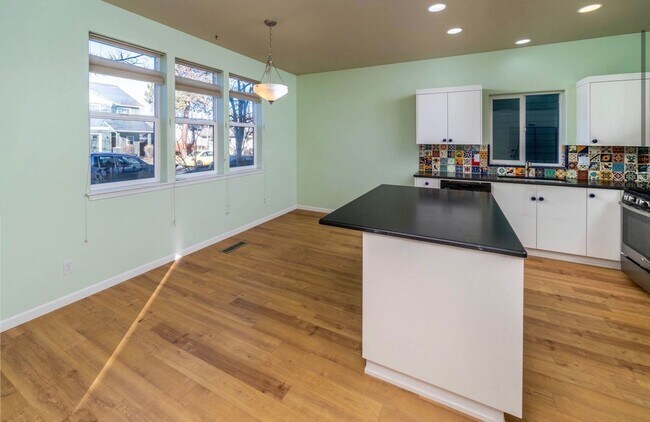 Building Photo - Welcome Home to Comfortable Bend Living