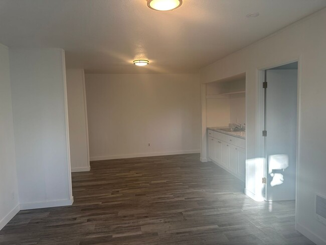 Building Photo - Brand new 1 bedroom apartment!