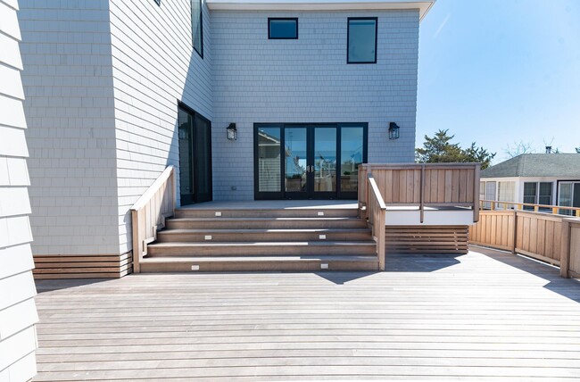 Building Photo - 44 Island Walk