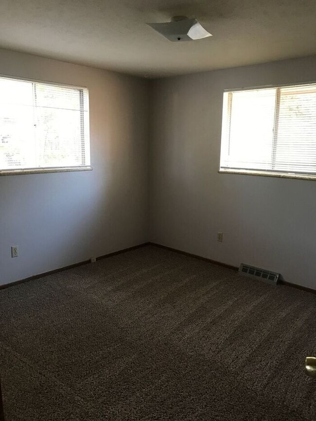 Building Photo - 3 Bedroom, 1 Bath Home with 1 car attached...