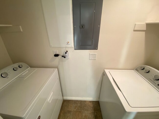 Building Photo - Dashing Canyon Meadow Townhome