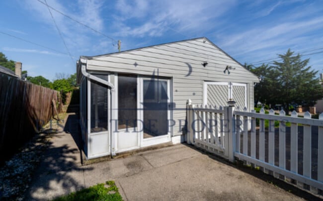 Building Photo - 2500 Marimont Dr