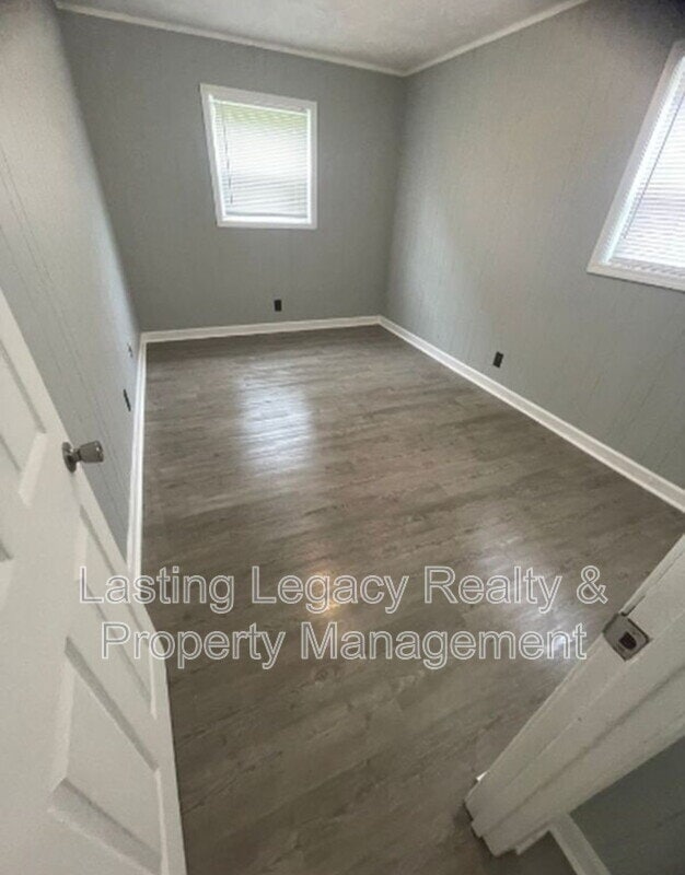 Building Photo - " 2-Bedroom Retreat on Conley Street – Your Cozy Home Awaits in Winston Salem!"