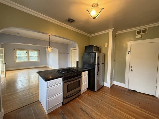 Building Photo - 2440 SW 5th Ave