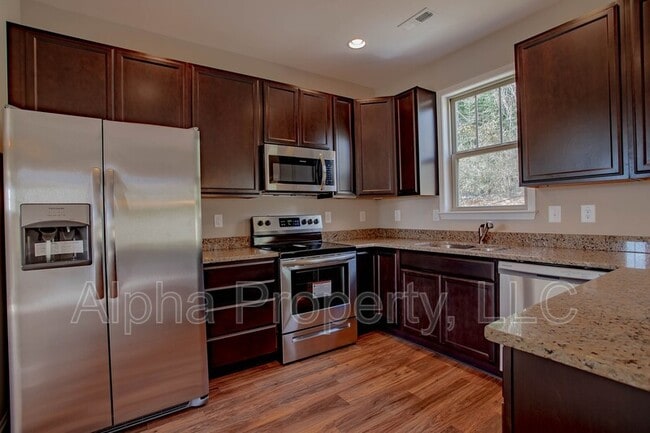 Building Photo - 104 Creekland Wy