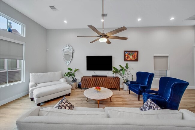 Building Photo - 814 Thornton Rd