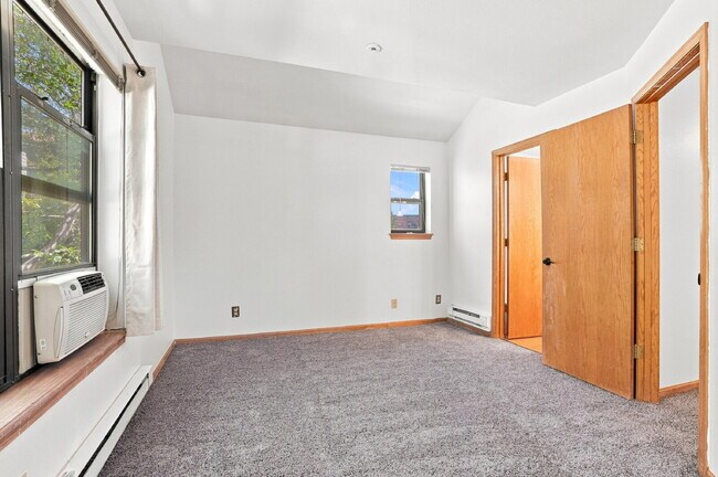 Building Photo - $2,340.95, 2 Bed 2 Bath Condo in Boulder with In Unit Laundry!