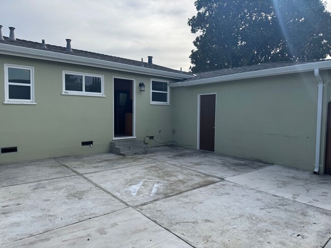 Building Photo - Santa Clara 4 Bedrooms 2 Bath Home  Recent...