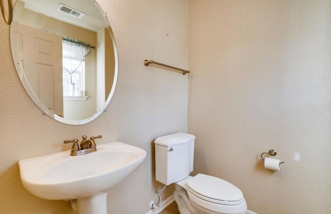 Building Photo - Spacious 3-Bed, 2.5-Bath Townhouse in Waln...