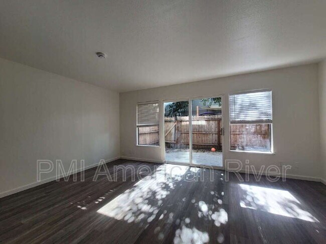 Building Photo - 5618 Hillsdale Blvd
