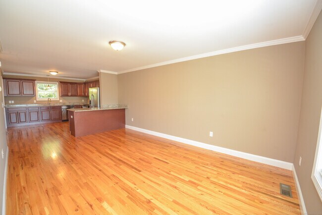 Building Photo - 341 Meadowside Rd