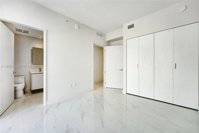 Building Photo - 700 NE 24th St