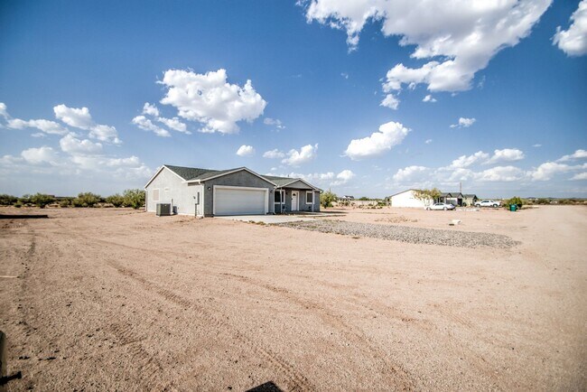 Building Photo - Large 1 + Acre Lot with 3 bedroom home in ...