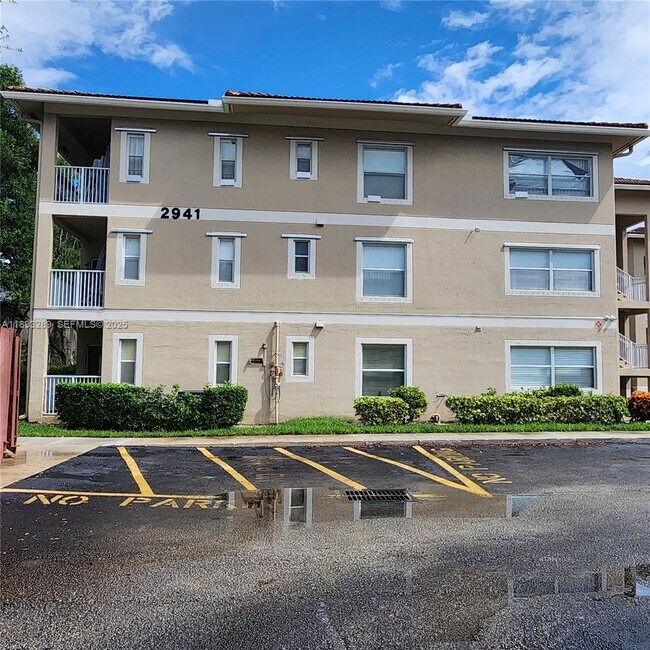 Building Photo - 2941 Riverside Dr