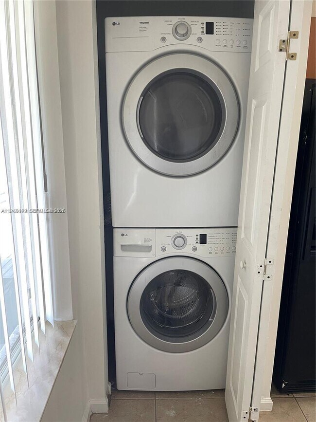 Building Photo - 2833 SW 82nd Ave