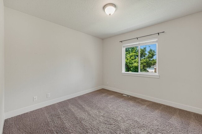 Building Photo - 5 bed 3 bath split level near State Line