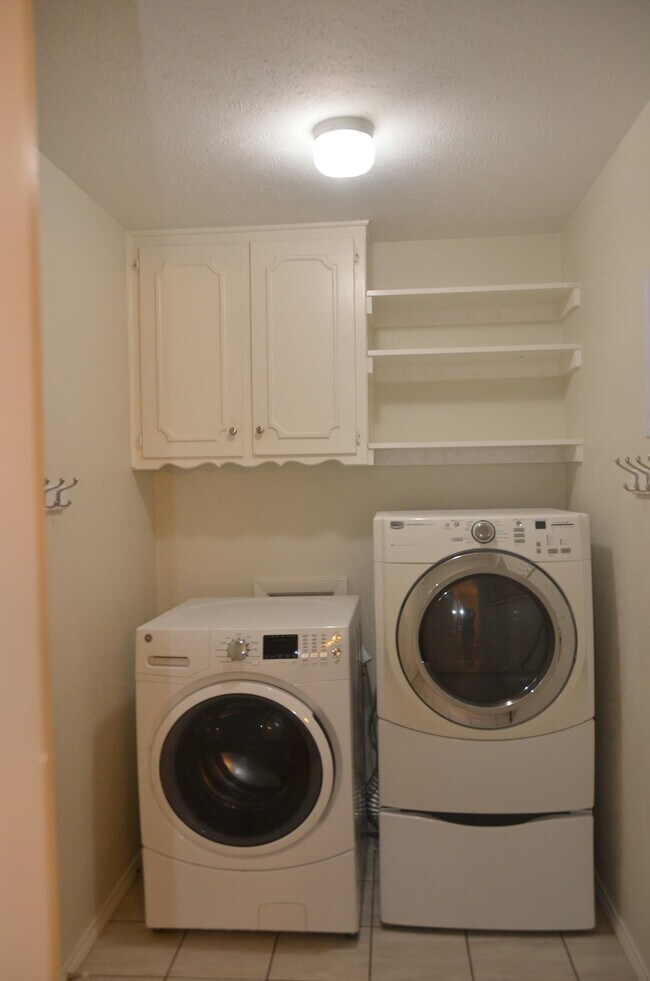 Building Photo - 2401 Westridge Dr
