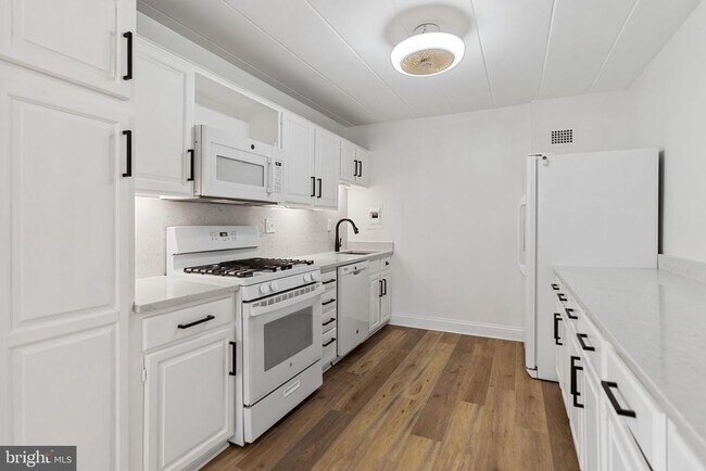 Building Photo - 4800 Chevy Chase Dr