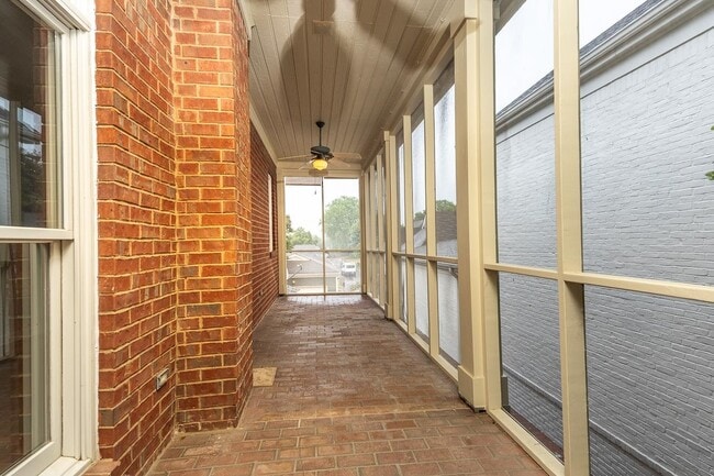 Building Photo - 1060 Island Dr