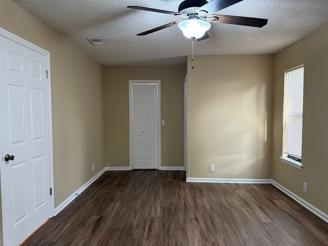 Building Photo - 302 Pinedale Dr