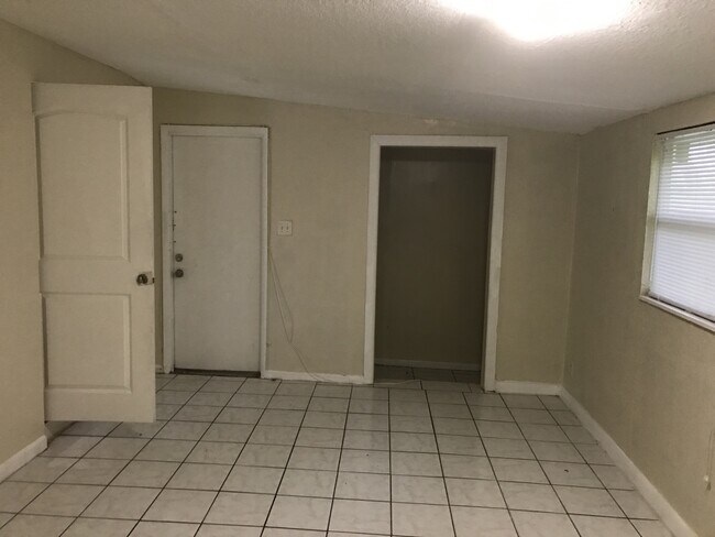 Building Photo - Nice 4-2 House with Central AC & Backyard