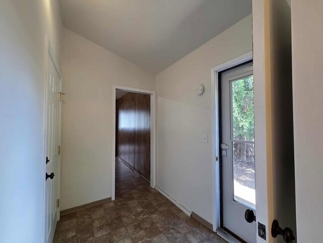 Building Photo - HUGE Number 2 Canyon ~ ~ 4 bedroom, 3 bath...