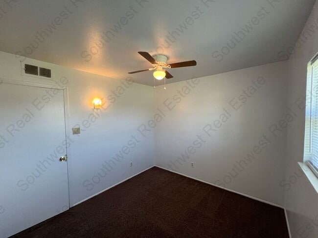 Building Photo - Spacious 3-bedroom 2 bath home- Freshly pa...
