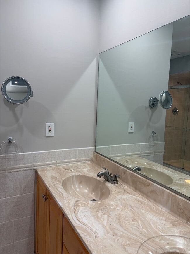 Building Photo - 3BR - WOODED VIEWS • FINISHED BASEMENT • BONUS LOFT • TE SCHOOL DISTRICT