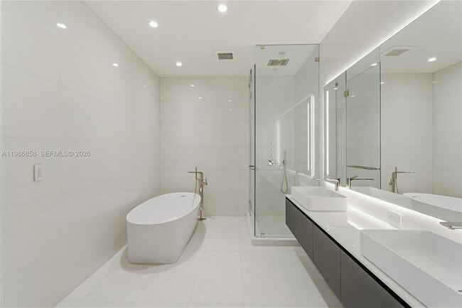 Building Photo - 5 Grove Isle Dr