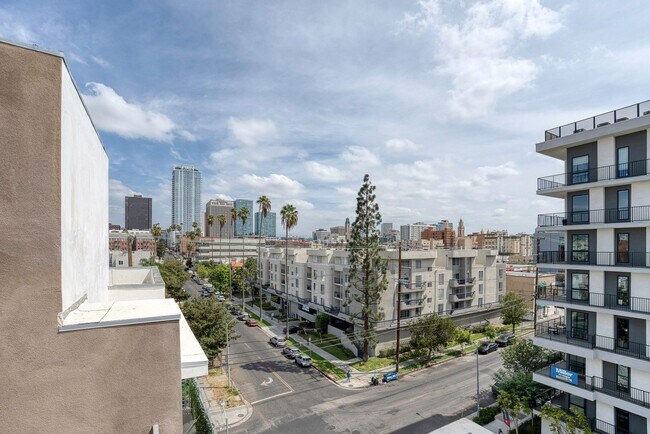 Building Photo - 903 S New Hampshire Ave