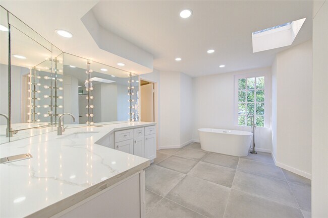 Building Photo - 50 Saddlebrook Ln