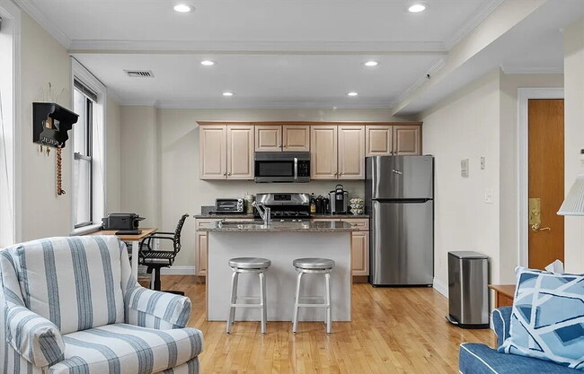 Building Photo - Bright & Spacious Unit with Natural Light