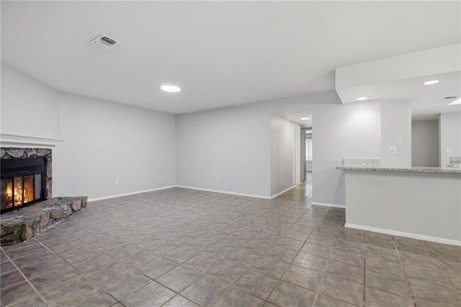 Building Photo - 2183 Surrey Ct
