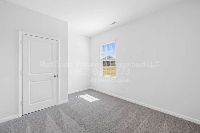 Building Photo - 1837 Vanderlyn St