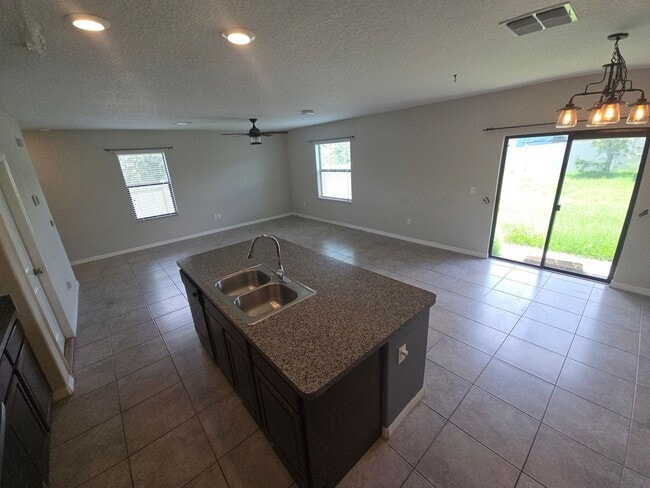 Building Photo - Gorgeous 4-Bedroom, 2.5-Bathroom Home in R...