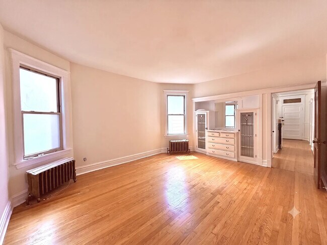 Building Photo - 2535 W Eastwood Ave