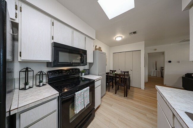 Building Photo - Great Location and Nicely Updated 2 Bed 2 Bath!