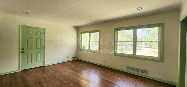 Building Photo - 804 Brookdale Dr SW