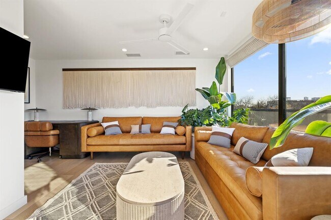 Building Photo - 1304 Comal St