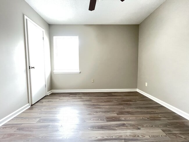 Building Photo - CARRIAGE HILLS SUBDIVISION, GREAT LOCATION!