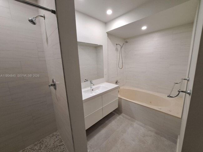 Building Photo - 561 Racquet Club Rd