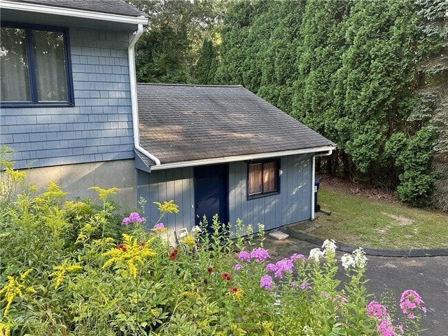 Building Photo - 13 Valley Dr