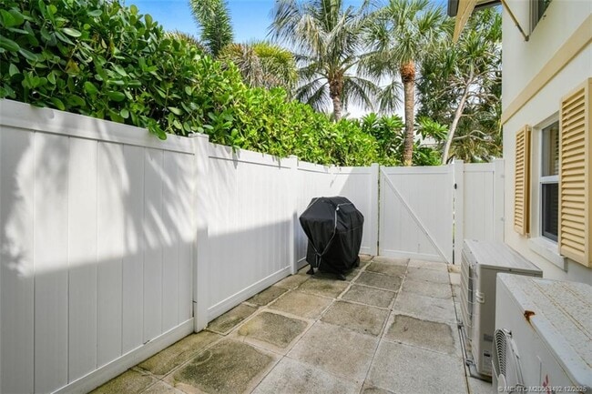 Building Photo - 229 Colony Rd