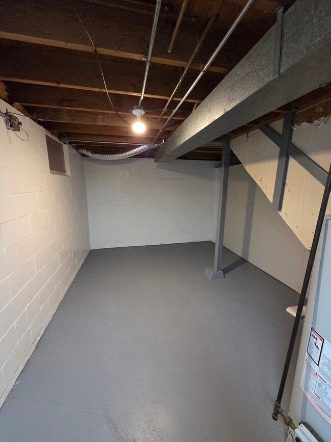 Building Photo - Newly remodeled 4/2/2 with fenced in backyard