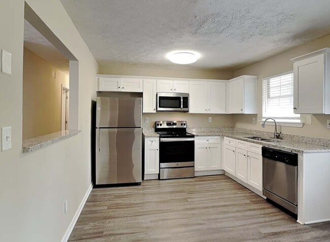 Building Photo - 2887 Rockcliff Rd SE