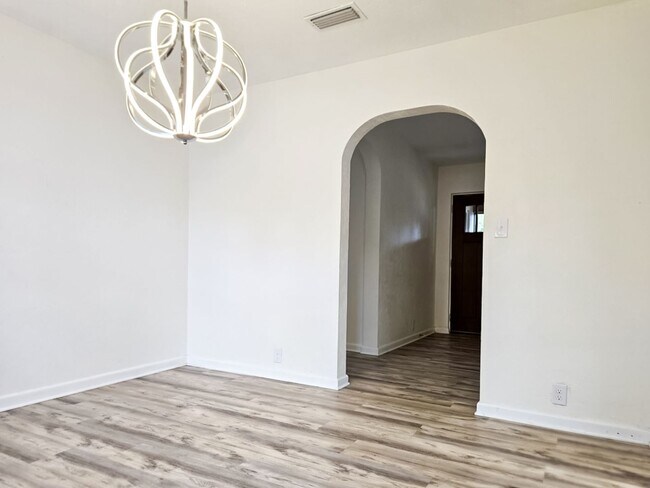 Building Photo - Beautiful 4/2 in Gainesville's Beldevere Area