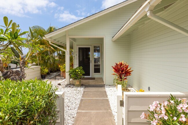 Building Photo - Furnished Home Close to Town